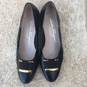 Salvatore Ferragamo boutique black vara pumps 7B
